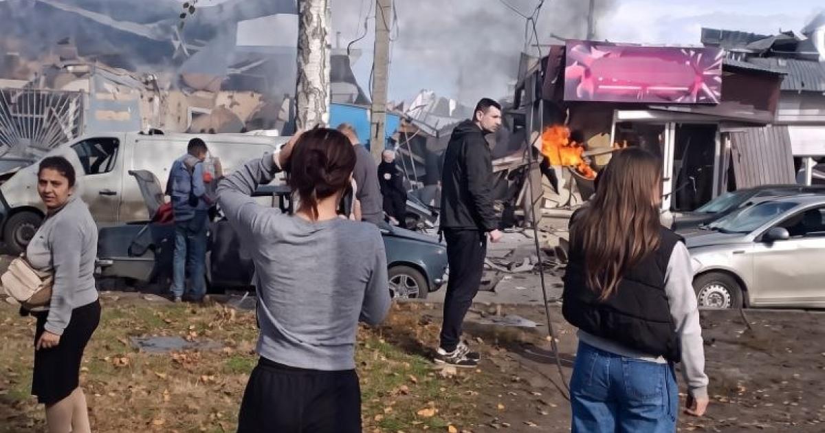 In Lozova haben russische Streitkräfte den zentralen Markt angegriffen. Es gibt Tote und Verletzte.