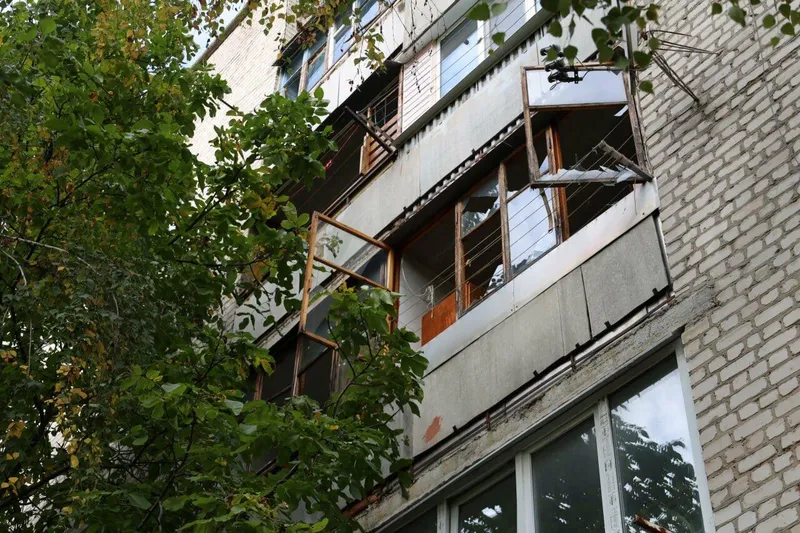 Зміїв: дрон влучив на територію цивільного підприємства, вибухова хвиля пошкодила багатоповерхівки